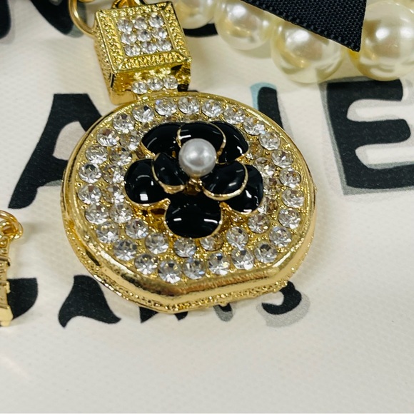 💎NEW! SPECTACULAR CRYSTAL CAMELLIA KEYCHAIN BAG CHARM - Picture 3 of 10